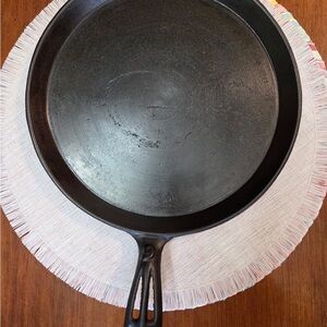 Cast Iron Skillet - Black